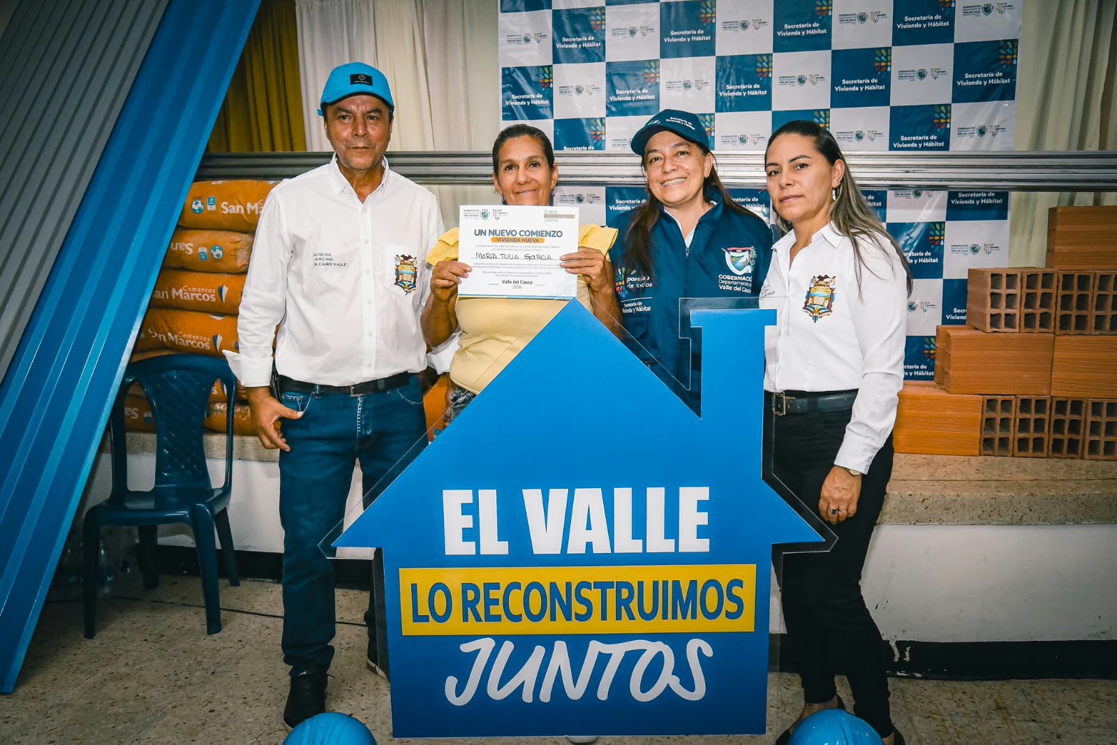 La Gobernadora del Valle visitó El Cairo con anuncios concretos para la reconstrucción de vivienda